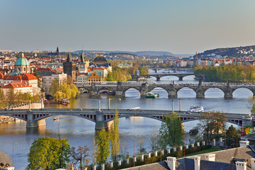 Obraz premium Widok na mosty w Pradze o zachodzie słońca