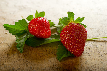 strawberries on wood - fragole su legno