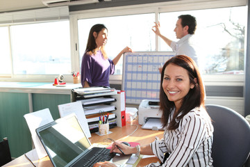 Femme d'affaires souriante au bureau
