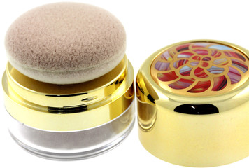 poudre de voyage pour le visage, fond blanc