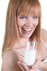 Portrait d'une femme avec un verre de lait