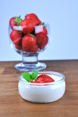 Joghurt und frische Erdbeeren