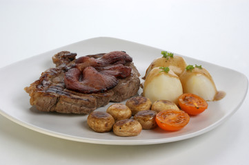 Schweinebraten mit Kartoffeln und Pilzen