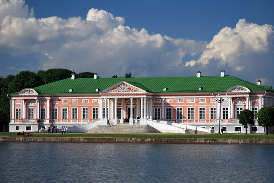 Face au palais de Kouskovo