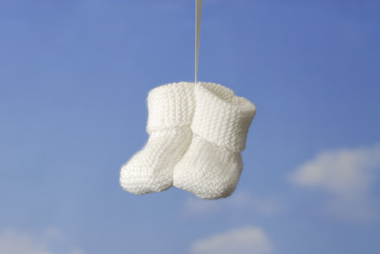 chaussons de b&eacute;b&eacute; blanc sur fond blue