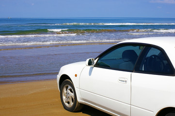 Fototapeta na wymiar 海と白い車