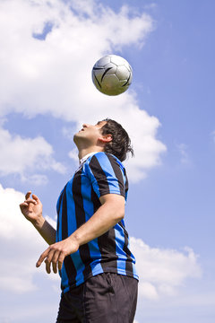 Fu&szlig;ballspieler mit Ball