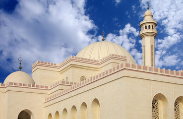 Fototapeta premium Beautifully designed domes and minaret of Al Fateh Mosque