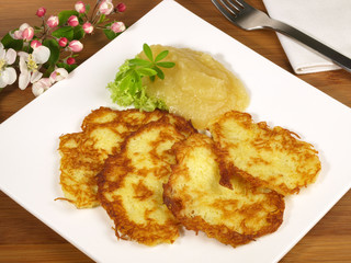 Kartoffelpuffer mit Apfelmus