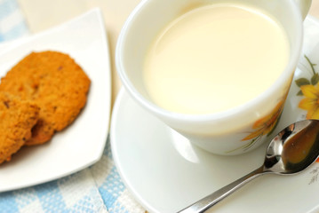 Breakfast beverage with cookies