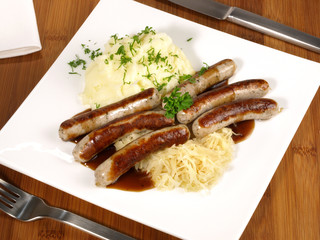 Bratwürste auf Sauerkraut