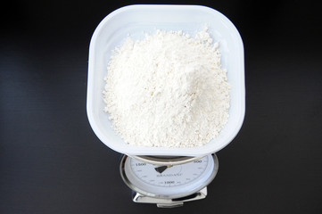 bilancia con la farina