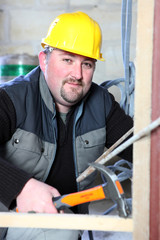 Portrait d'un maçon sur chantier