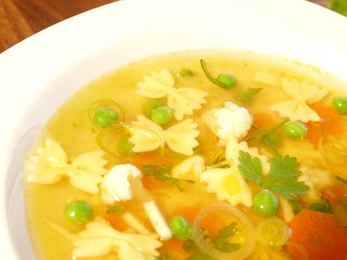 Gemüsesuppe mit Schmetterlingsnudeln