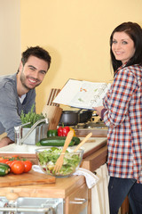 Jeune couple faisant la cuisine