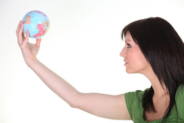 Femme avec globe terrestre