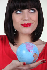 Portrait d'une  femme avec globe terrestre