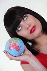 Portrait d'une  femme avec globe terrestre