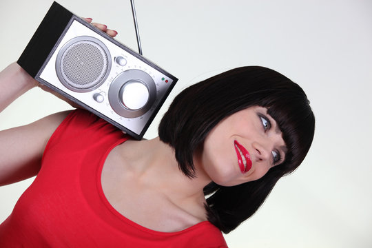 Portrait d'une  femme avec poste de radio