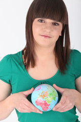Adolescente avec globe terrestre