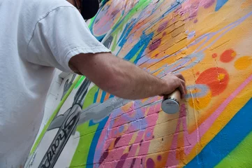Poster Graffiti Graffitist appliquant de la peinture en aérosol