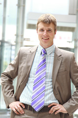 Naklejka premium business man standing in a light and mordern business hall