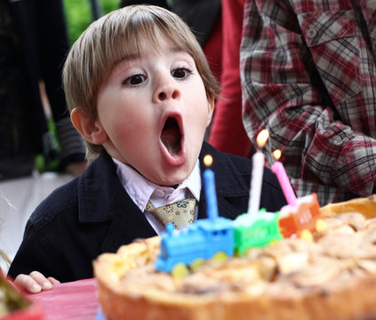 anniversaire enfant souffler bougie g&acirc;teau f&ecirc;ter trois ans cad