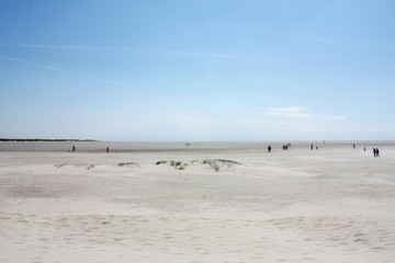 Spaziergänger an der Nordsee bei Ebbe - North Sea at low tide