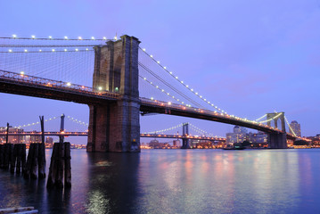 Fototapeta na wymiar Brooklyn Bridge na zmierzchu