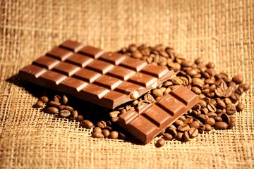 шоколад лежащий на кофе