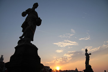 Figuren an einer Brücke in Florenz