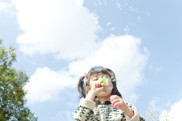 シャボン玉で遊ぶ女の子