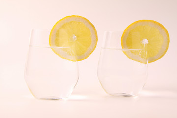 Wasserglas mit Zitrone