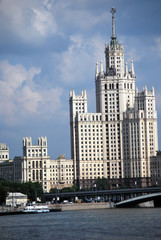 Fototapeta na wymiar Jedna z wież Stalina i Moskwie