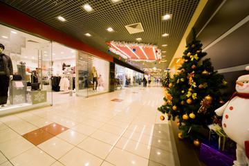 Fir-tree covered by Christmas ornaments in shopping centre - obrazy, fototapety, plakaty