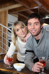 Portrait d'un couple prenant l'apéritif