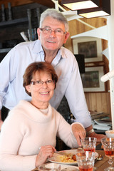 Portrait d'un couple senior à l'heure du déjeuner