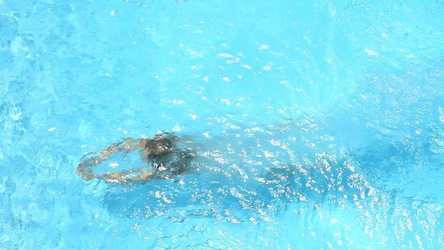 Jeune femme effectuant un plongeon.