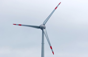 Frontansicht Windkraftanlage