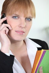 Jeune femme d'affaires au téléphone portable