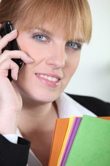 Jeune femme d'affaires au téléphone portable