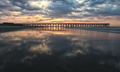 Obraz premium Wschód słońca nad molo