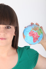 Adolescente avec globe terrestre