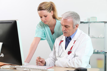 Médecin et infirmière