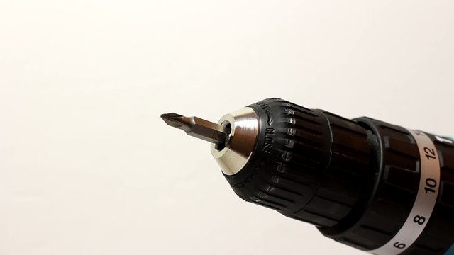 Isolated cordless power screwdriver