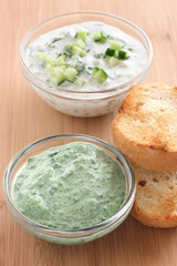 spinach and cucumber dip with bread