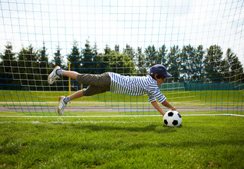 Junge hält Fussball