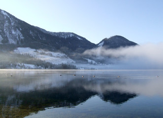 Morgennebel am winterlichen Grundlsee