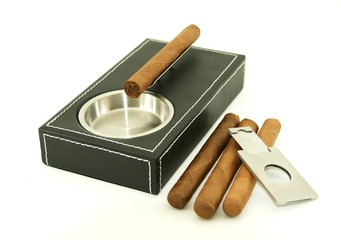 Cigar ashtray with cigars and cutter