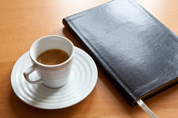 Espresso neben Notizbuch, Tagebuch